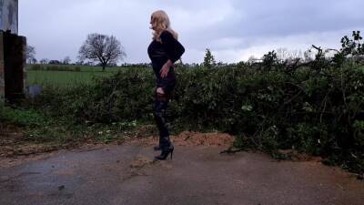 Crossdressing In The Countryside - shemalez.com