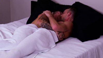 Hungry tatted stud eats wet trans hunk - drtuber.com